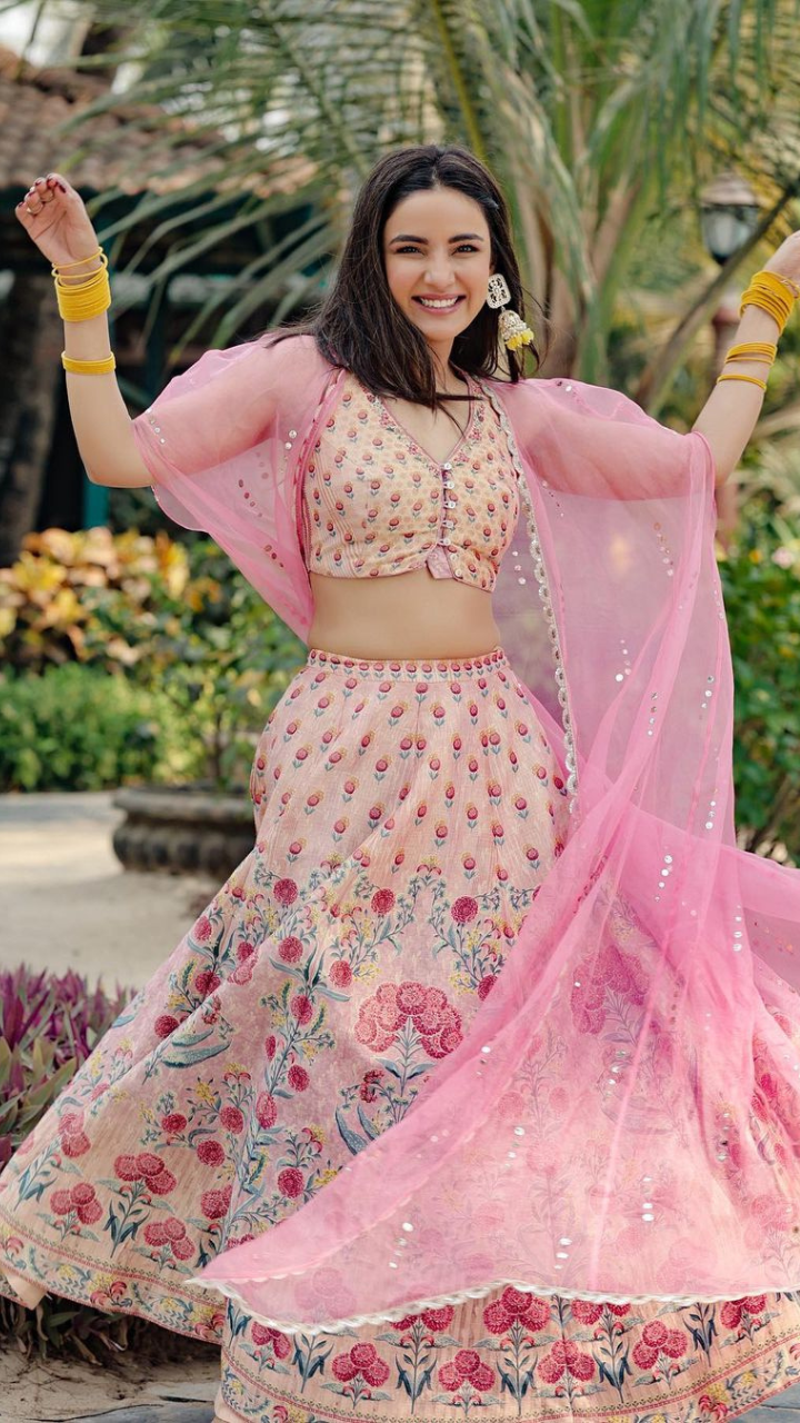 Embrace your everyday desi look in pretty pink💕 Try Amydus pink