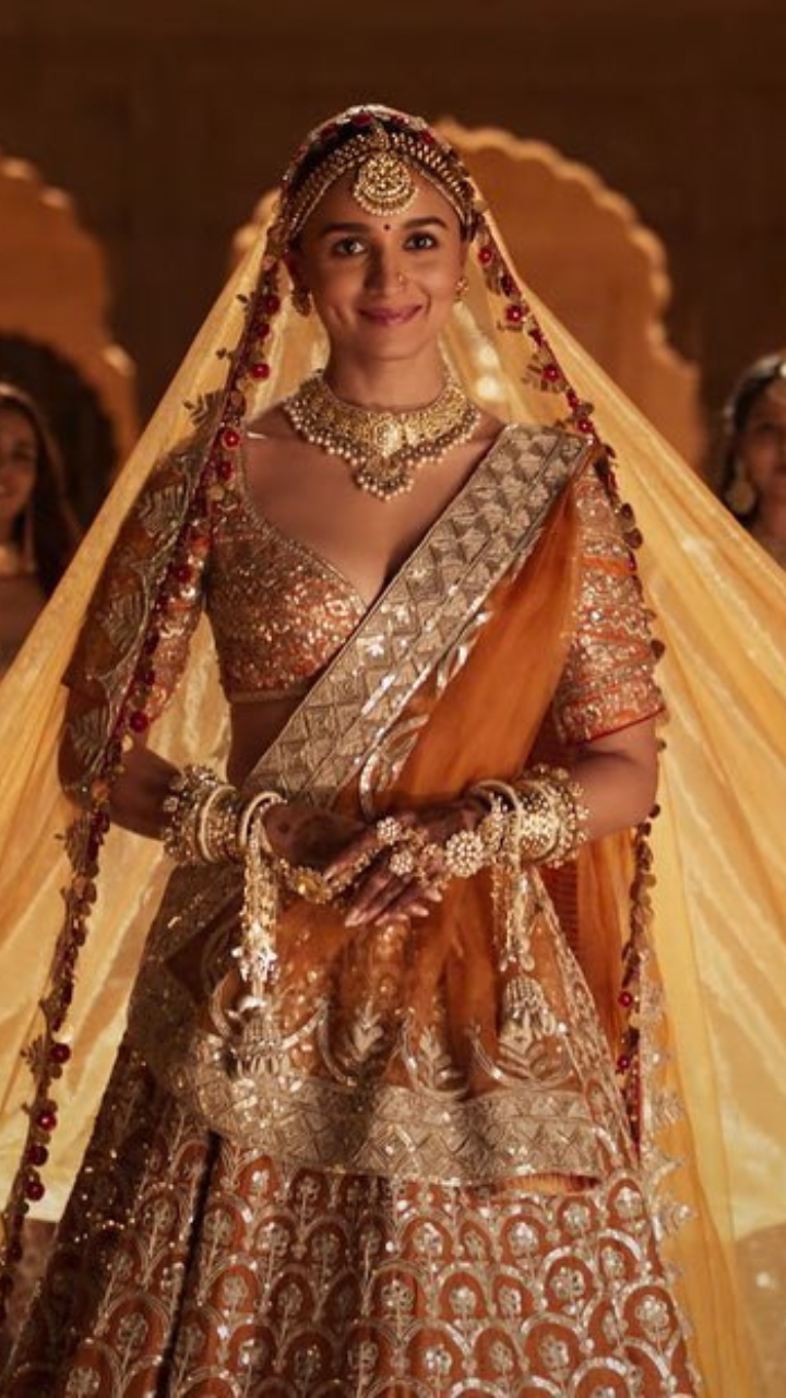 Alia Bhatt's On-Screen Bridal Avatar Is Far From Minimalistic | Rocky Aur  Rani Ki Prem Kahani | Zoom TV