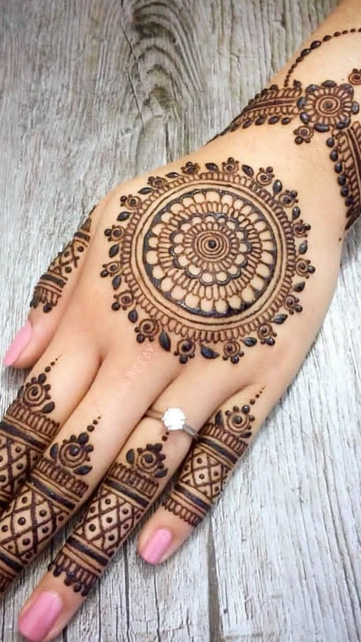 Deepa Mehndi Designer - #Deepa Baniya is specialised in #Rajasthani ,  #Bombay Style, #Jaipuri Style, and all other styles for #marriages or any  other function. she's prides himself in producing #contemporary, creative