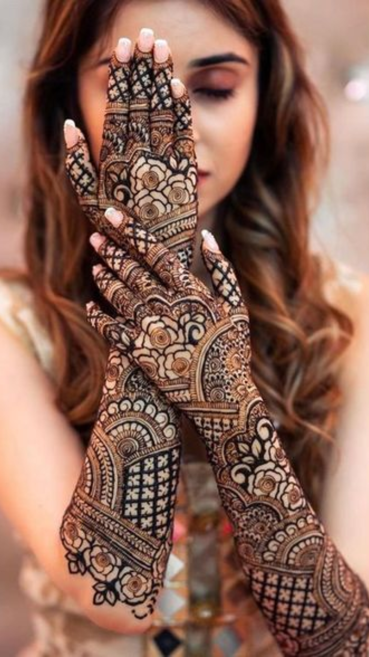 Easy Mehndi Design That Are Trendy And You Can Try Them This Raksha Bandhan-  Easy And Trendy Mehndi Design: इस रक्षा बंधन लगाएं ये ट्रेंडी मेहंदी डिजाइन  कम टाइम में लगेगी हैंड