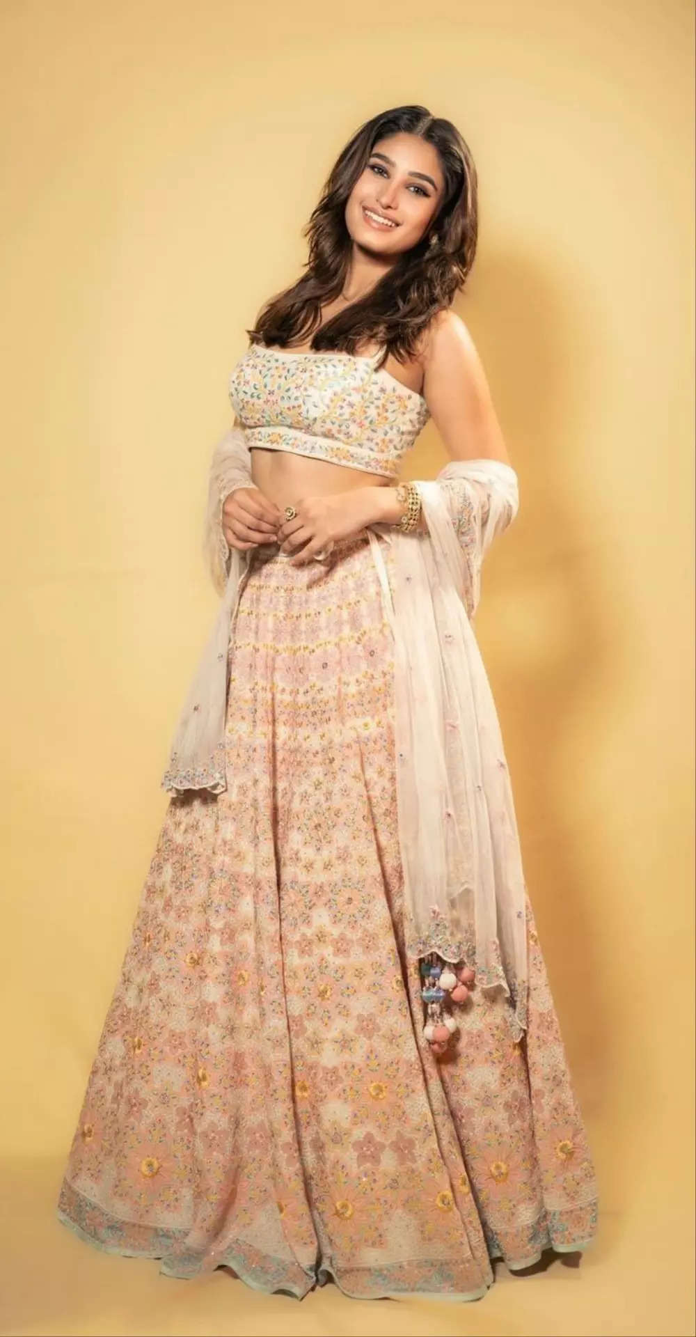 Lehenga Collection: शादी में दुल्हन को देनी है कड़ी टक्कर, तो ये 8 Lehenga  हैं आपके लिए बेस्ट