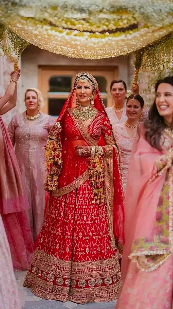 anushka sharma 600x467 photo | Beautiful pakistani dresses, Bridal looks, Bridal  lehenga red