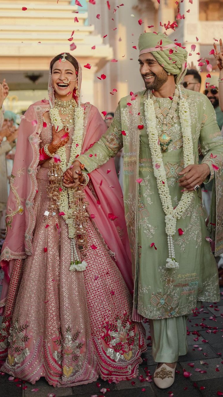 Photo of light pink bridal lehenga with maroon jewellery