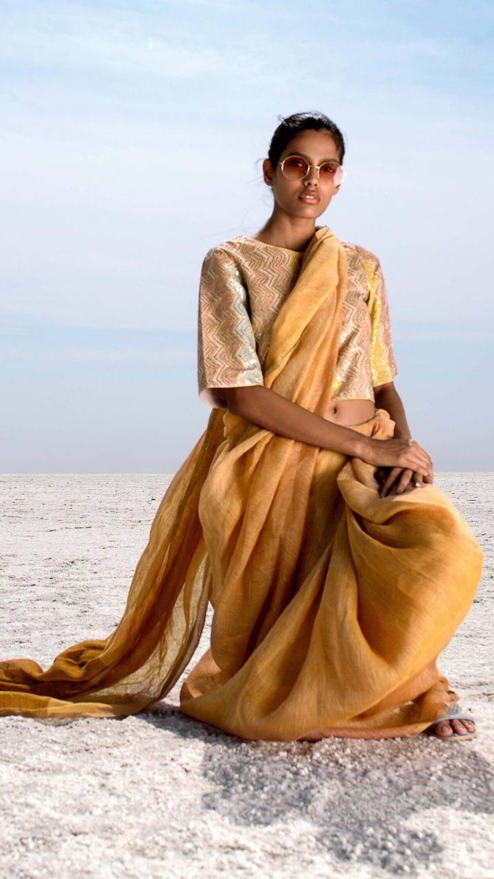 Easy ways to turn regular sarees into glamorous looks