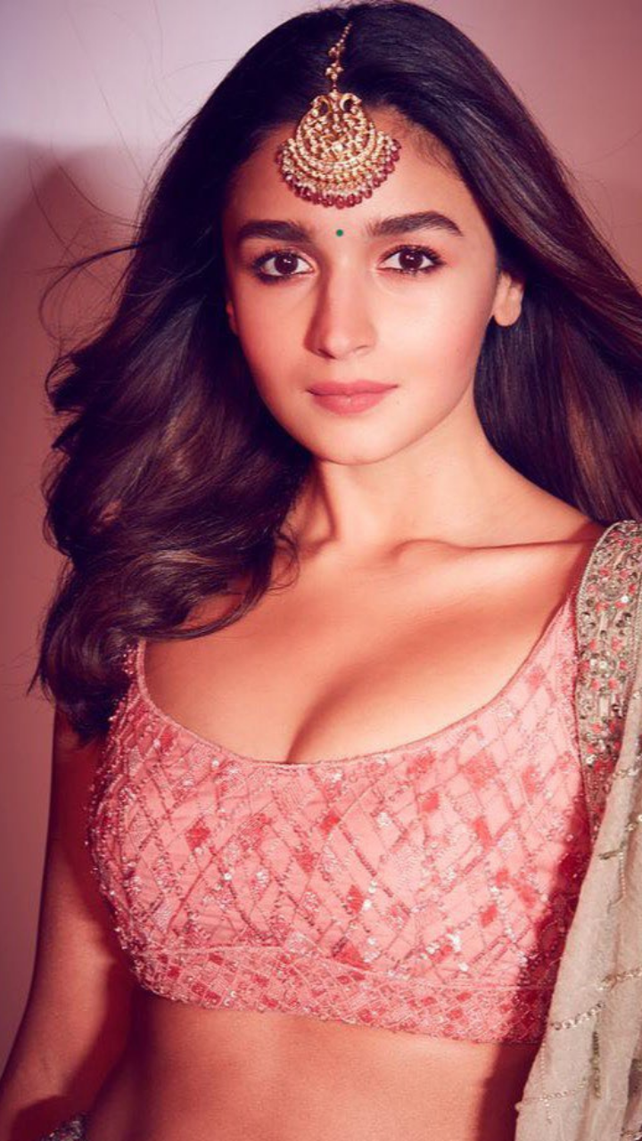 Alia Bhatt made our day with her gorgeousness in a brown lehenga at her  friend's wedding!