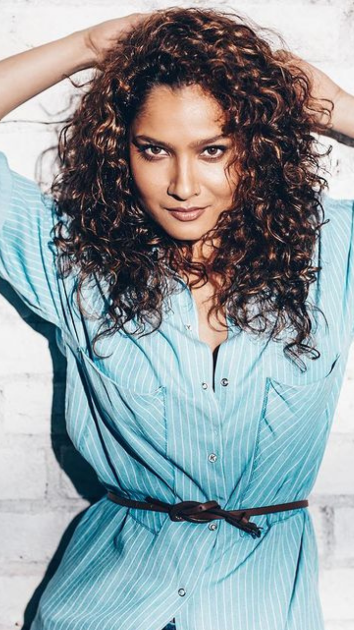 How to style wavy hair like Ankita Lokhande | Zoom TV