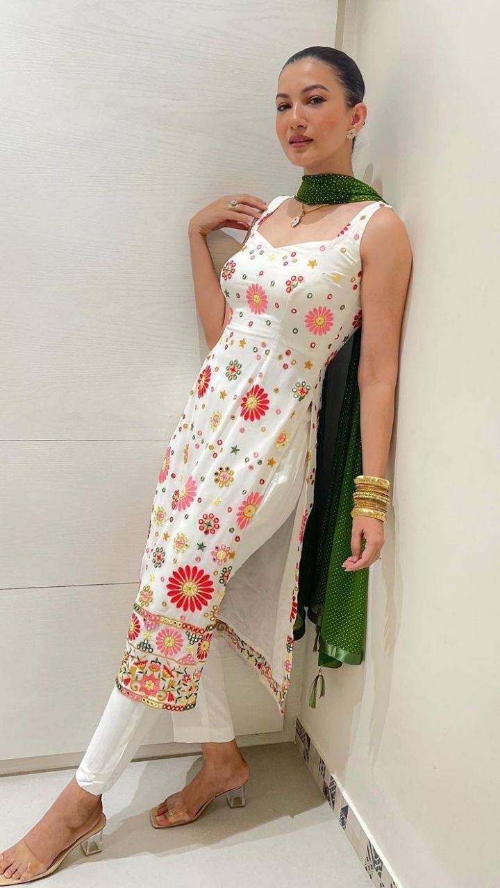 Mahira Khan 01 - 3 Piece Crinkle Chiffon Dress Dress with Chiffon Dupa –  Umer's Fashion Store - We provide everything a women needs