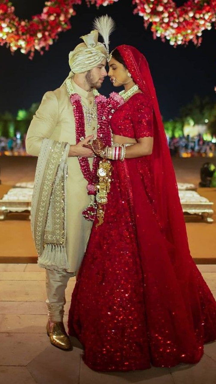 Anushka Sharma's stunning Sabyasachi wedding lehenga. Everything we know of  her look | Fashion Trends - Hindustan Times