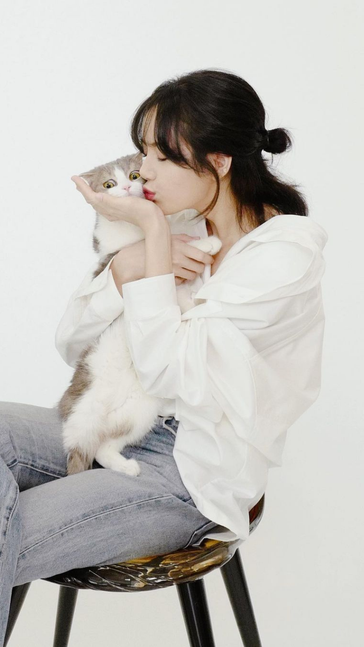 Image of Lisa half-up, half-down hairstyle