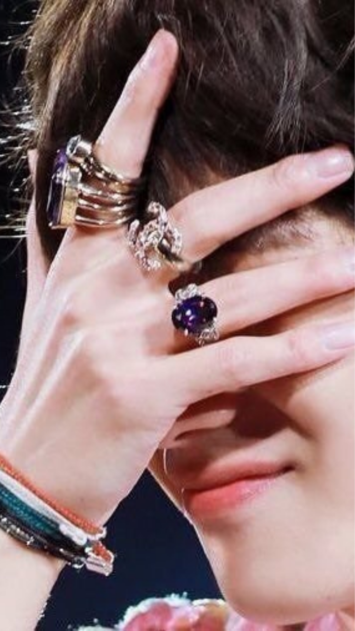 BTS: Kim Taehyung gives Jungkook a ring during their performance; this  scene leaves ARMY screaming!