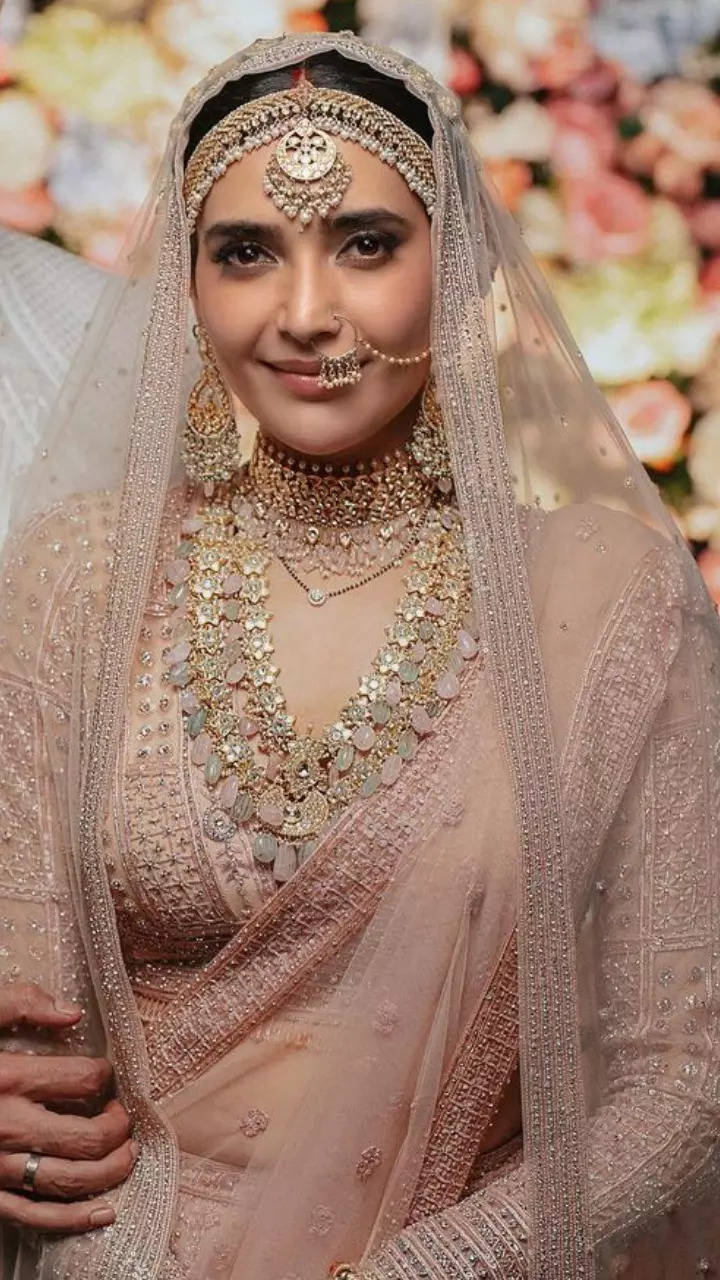 Blush Pink Lehenga Coordinated Diamond Jewellery - Shaadiwish | Pink bridal  lehenga, Bridal necklace designs, Pink bridal