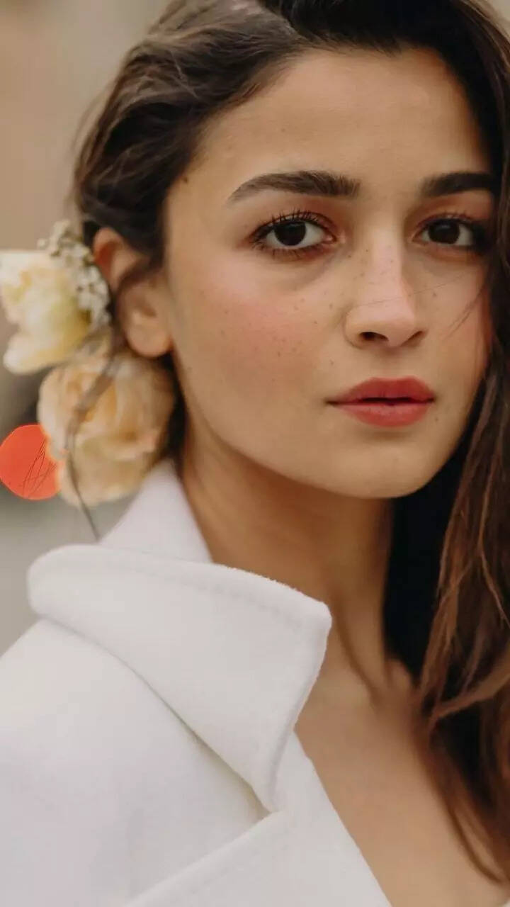 Style flowers in hair like Alia Bhatt | Zoom TV Style flowers in hair like Alia Bhatt | Zoom TV