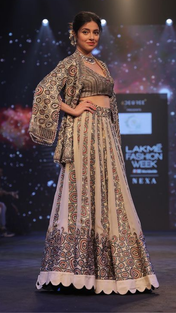 Ananya Panday Lessons Brides On How To Style A Lehenga Without A Dupatta At  Lakme Fashion Week 2019