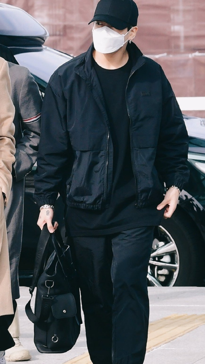 BTS JUNGKOOK'S 'EDGY' AIRPORT LOOKS