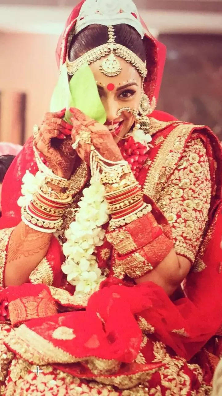 Here Are The Mehendi, Wedding And Reception Pics Of Bipasha Basu And Karan  Singh Grover