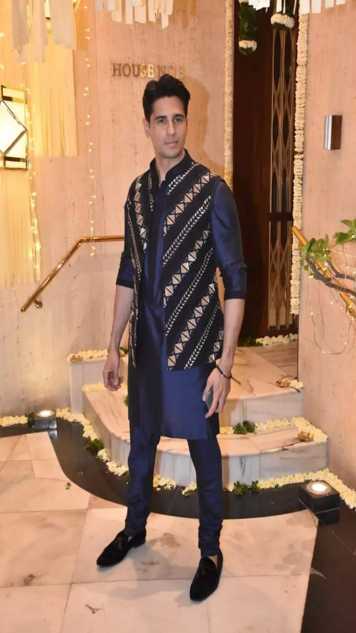 Sidharth malhotra best sale kurta pajama