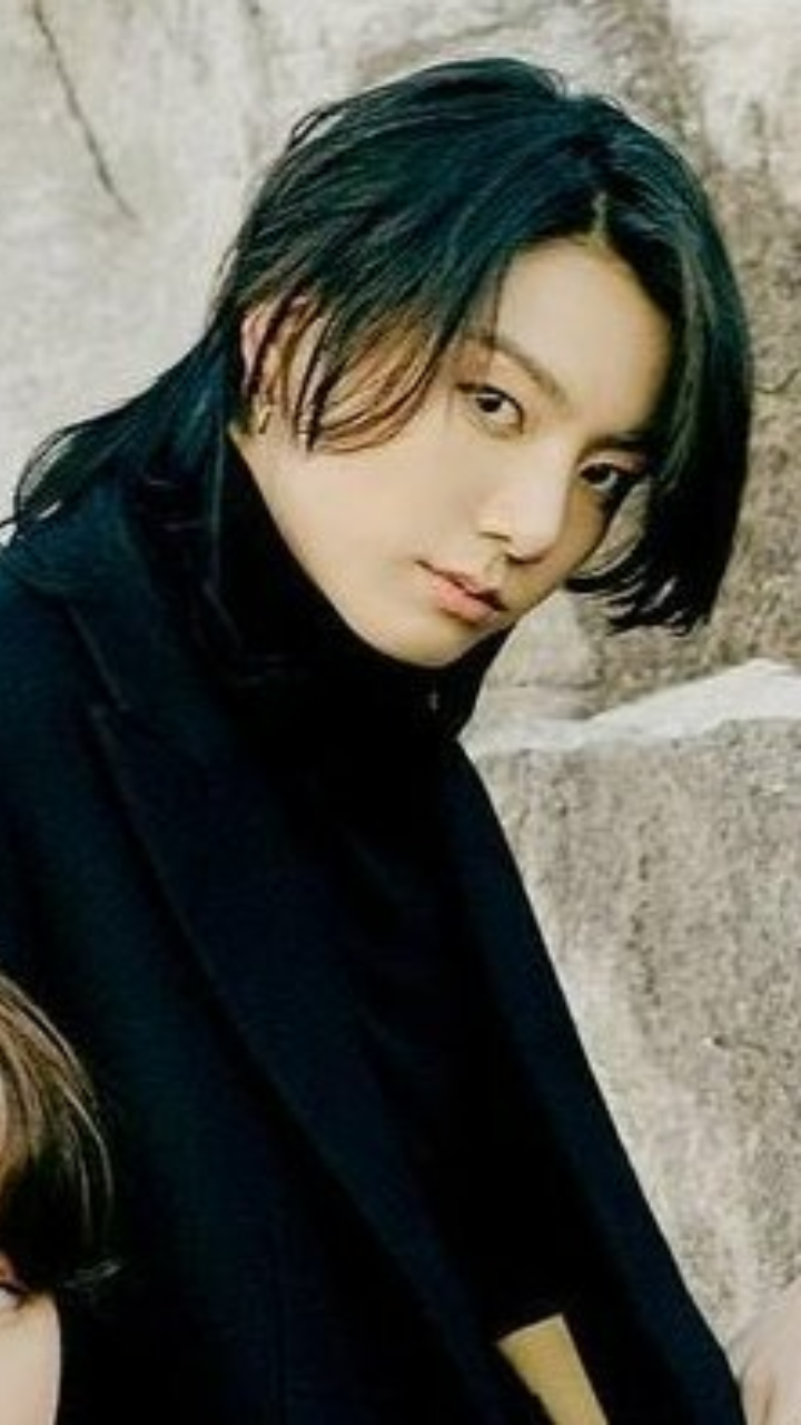 JungKook has long hair, When performing and when at home - Performers:,  cool, strong .. - At home: Lovely, cute, beautifulBut sadly, a lot of  people talked about his hair .. it's