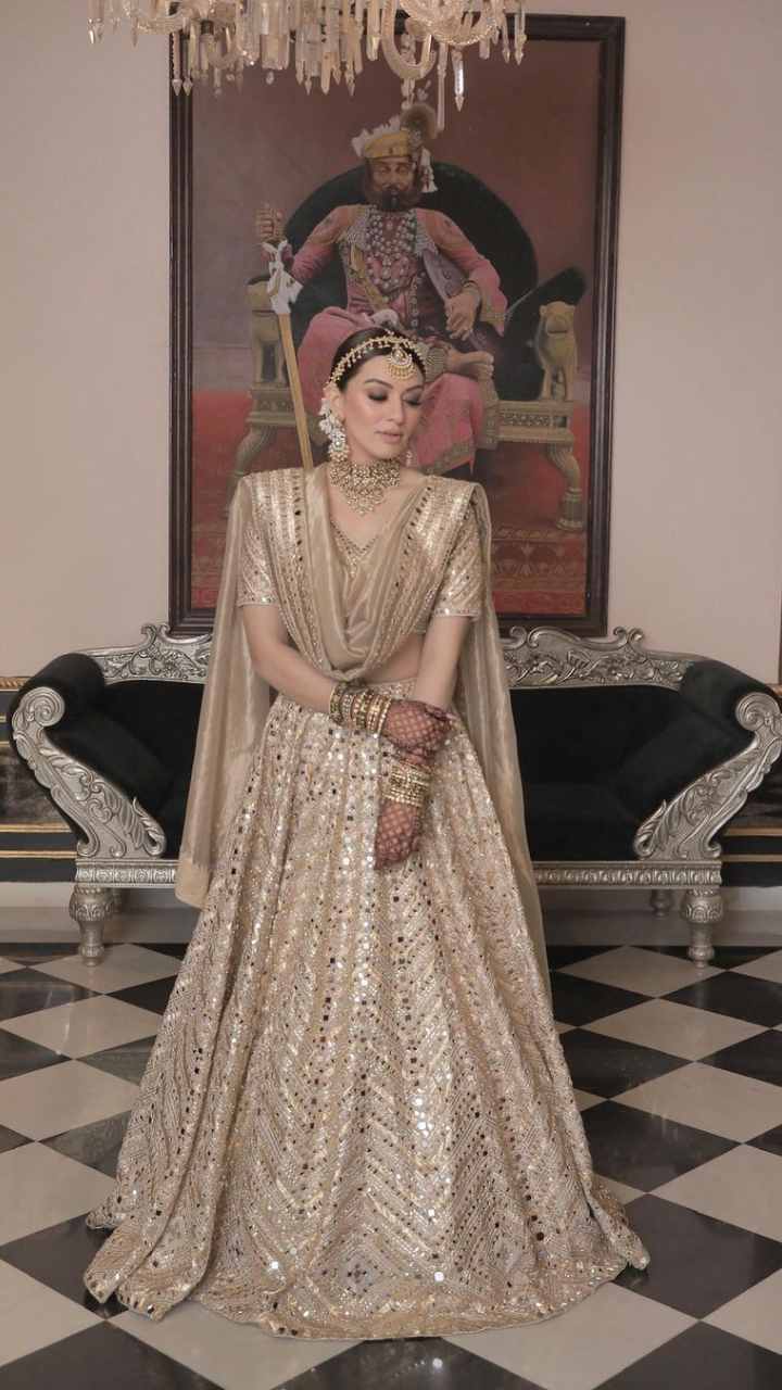 Semi-Stitched Shumise Silk Designer Off White Zardozi Sabyasachi Lehenga at  Rs 45000 in New Delhi