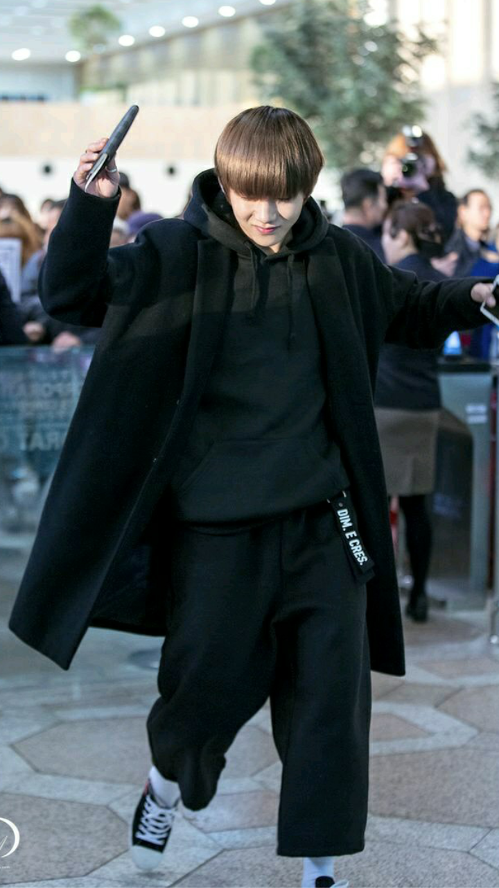 BTS star V's elegant long coats for Winter