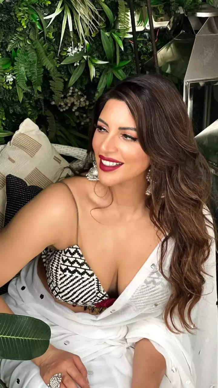 Shama Sikander Flaunts Her Huge Cle@vage Red Saree Hot Dance Video - YouTube