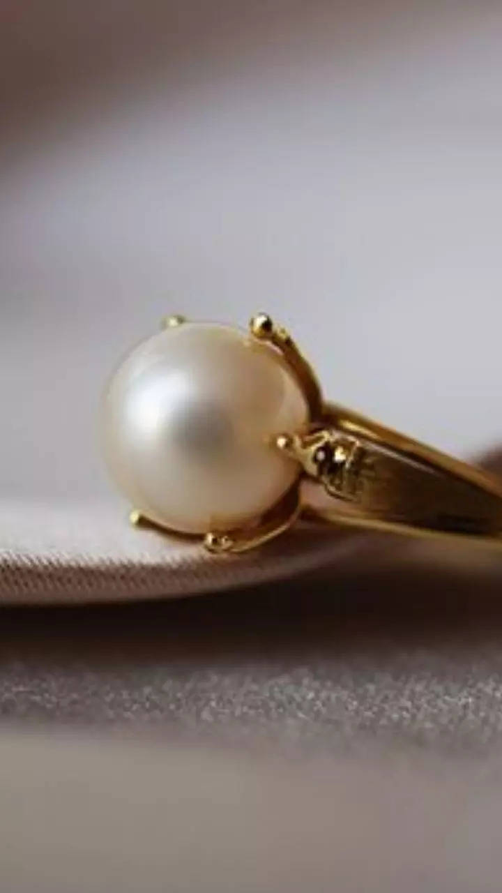 Pearl finger ring in black pearl for women