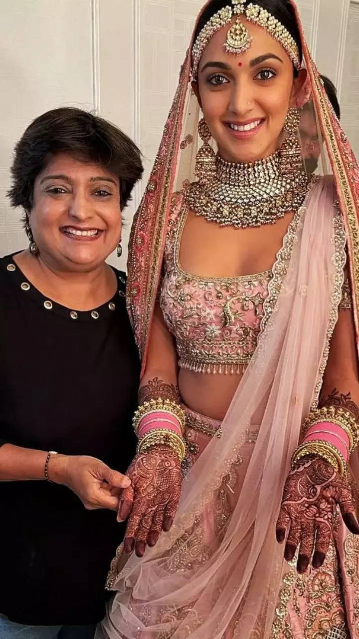 Photo of Bride posing in light pink lehenga and contrasting green jewellery