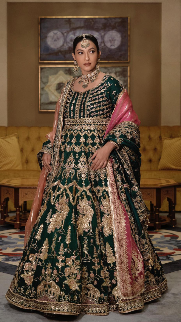 Sabyasachi Bride Wore A Maroon Lehenga, Paired It With Unique Emerald  Jewellery And Tassle 'Kaleera' | Sabyasachi bride, Bride wear, Lehenga  jewellery