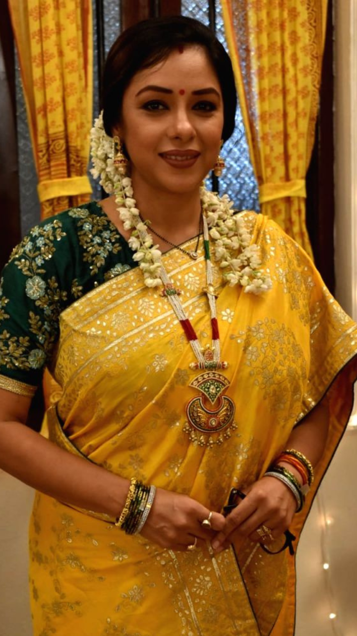Janhvi Kapoor in Manish Malhotra Saree | Basant Panchami 2021 Fashion: Wear  Traditional Outfits in Yellow Colour To Celebrate Saraswati Puja | Latest  Photos, Images & Galleries | LatestLY.com