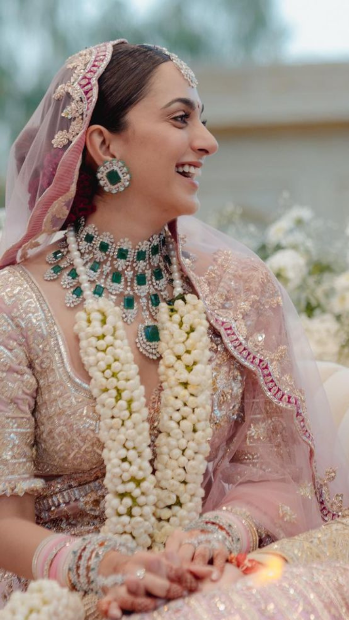 New Mehndi Dress Designs 2023 | Pakistani bridal dresses, Pakistani wedding  dresses, Bridal dresses pakistan