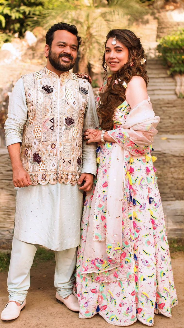 Let This Be Your Sign To Wear Color-Coordinated Outfits At The Mehndi |  Wedding matching outfits, Engagement dress for bride, Engagement dress for  groom