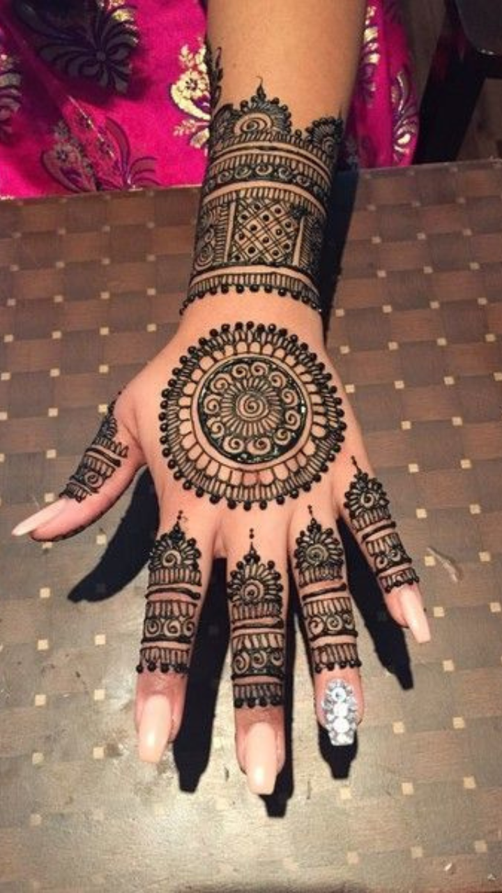 Latest 15 Simple Arabic Mehndi Designs This Wedding Season! - Hiscraves