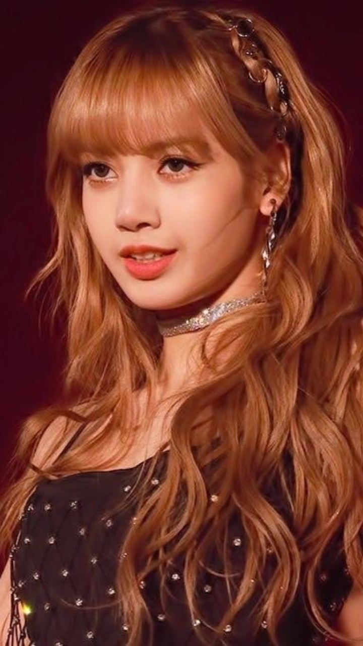  Her hair color is unique its like an ashy brown but in the same time its  grey  블랙핑크 BLACKPINK리사 LISA  Hair color Unique hairstyles Hair  inspo color