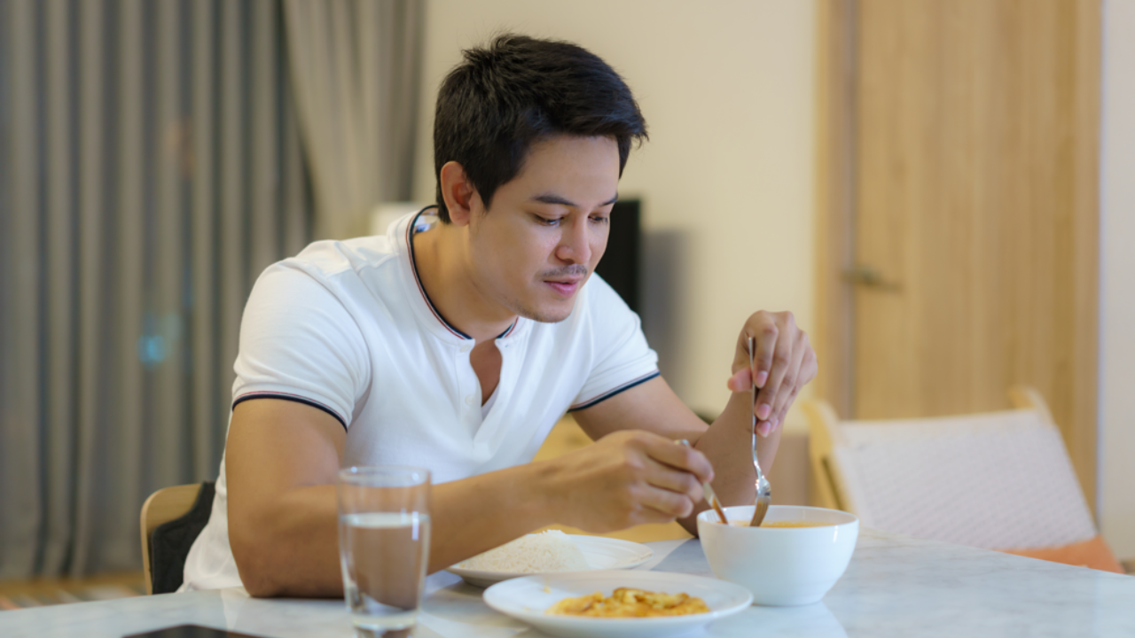 Do late dinners lead to weight gain? Pic Credit: Shutterstock