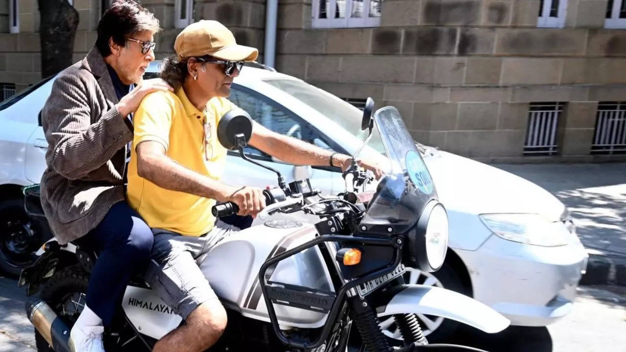 Amitabh Bachchan Hops On Bike Ride With Fan To Beat The Traffic; Navya Nanda's Reaction Is EPIC