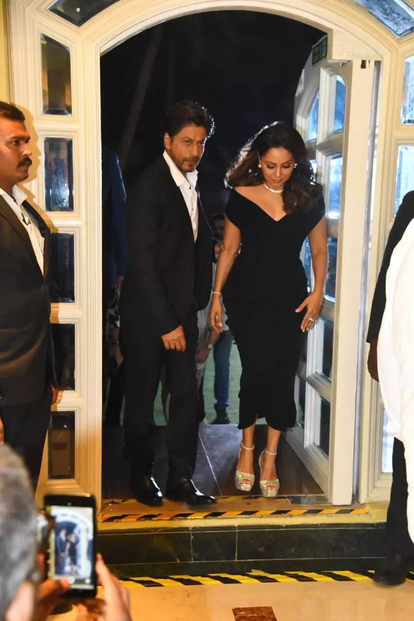 gauri: Shah Rukh Khan turns cheerleader for wife Gauri at the launch of her  coffee table book 'My Life in Design' - The Economic Times