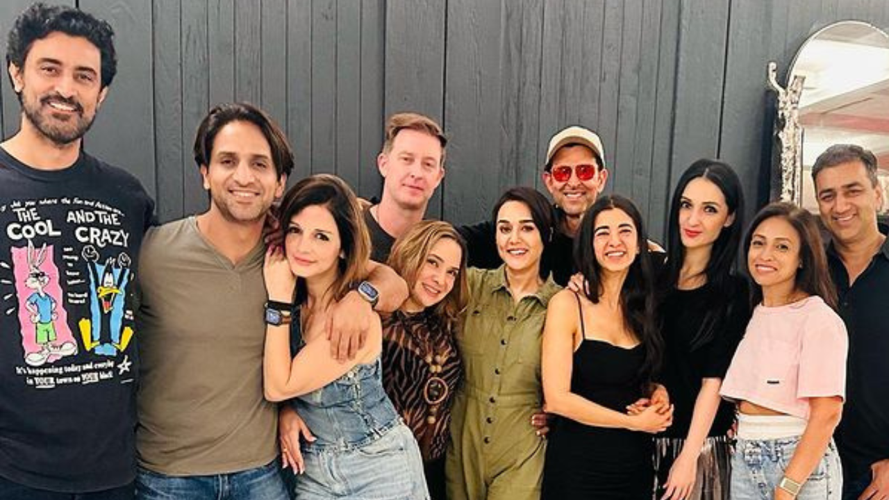 Preity Zinta Parties With Hrithik Roshan, Saba Azad And Sussanne Khan, Arslan Goni. See PICS