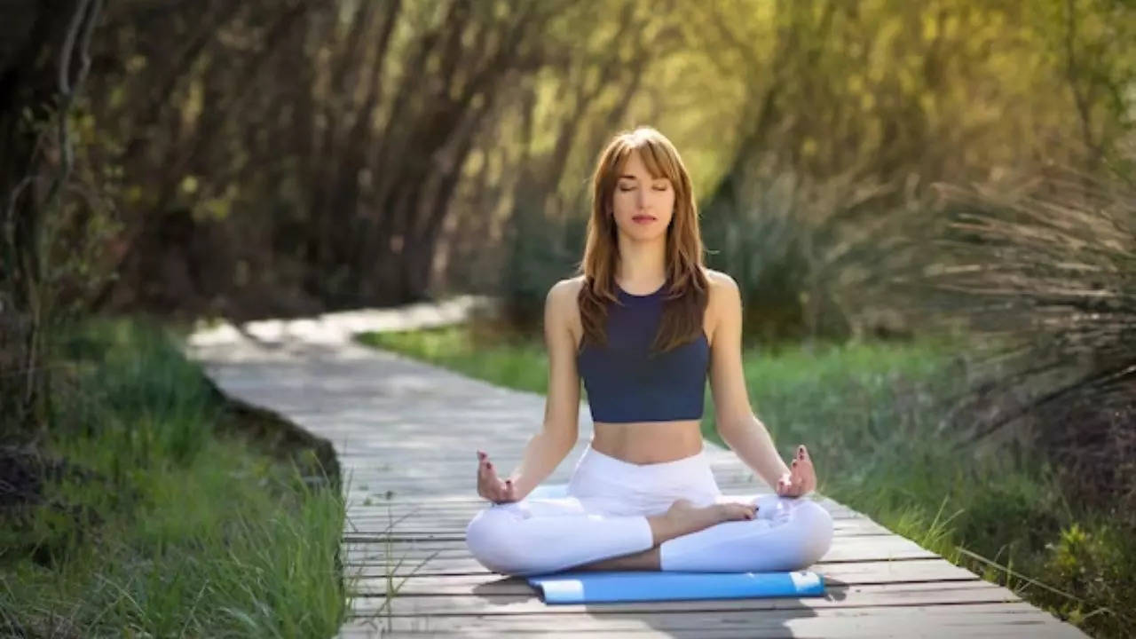 Yoga to improve focus: A 5-minute routine to increase concentration |  HealthShots