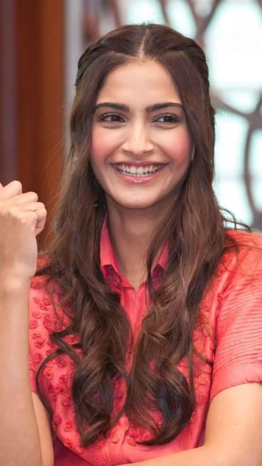 strongSonam Kapoor thrashed British Airways for losing her bags strong