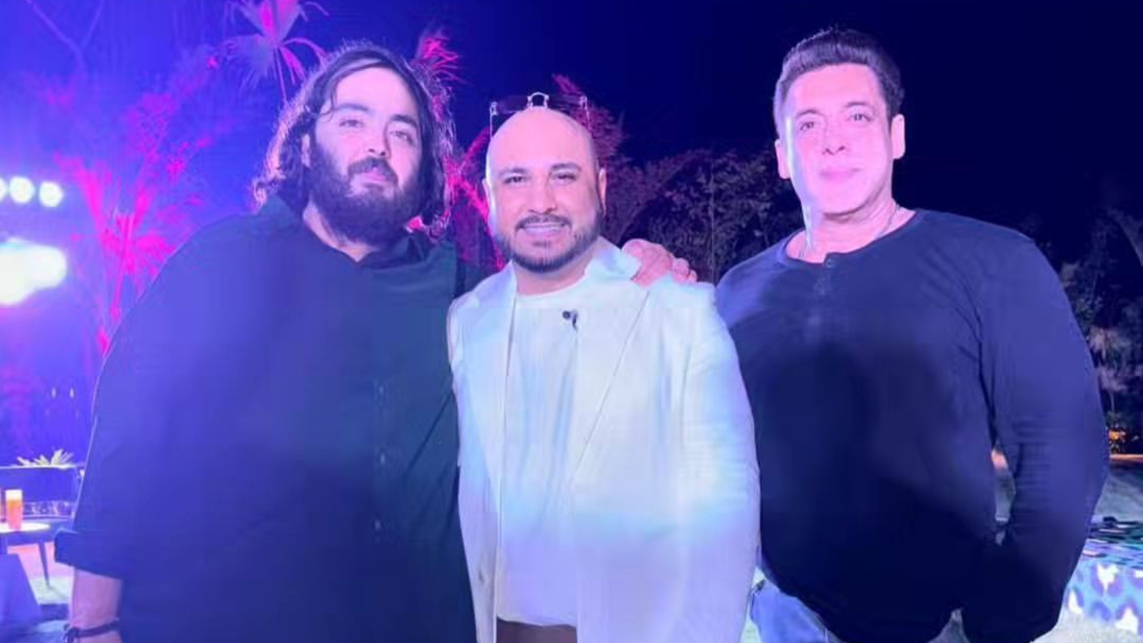 Salman Khan Sings Animals Duniya Jalaa Denge With B Praak At Anant Ambanis Birthday Bash  Watch Video