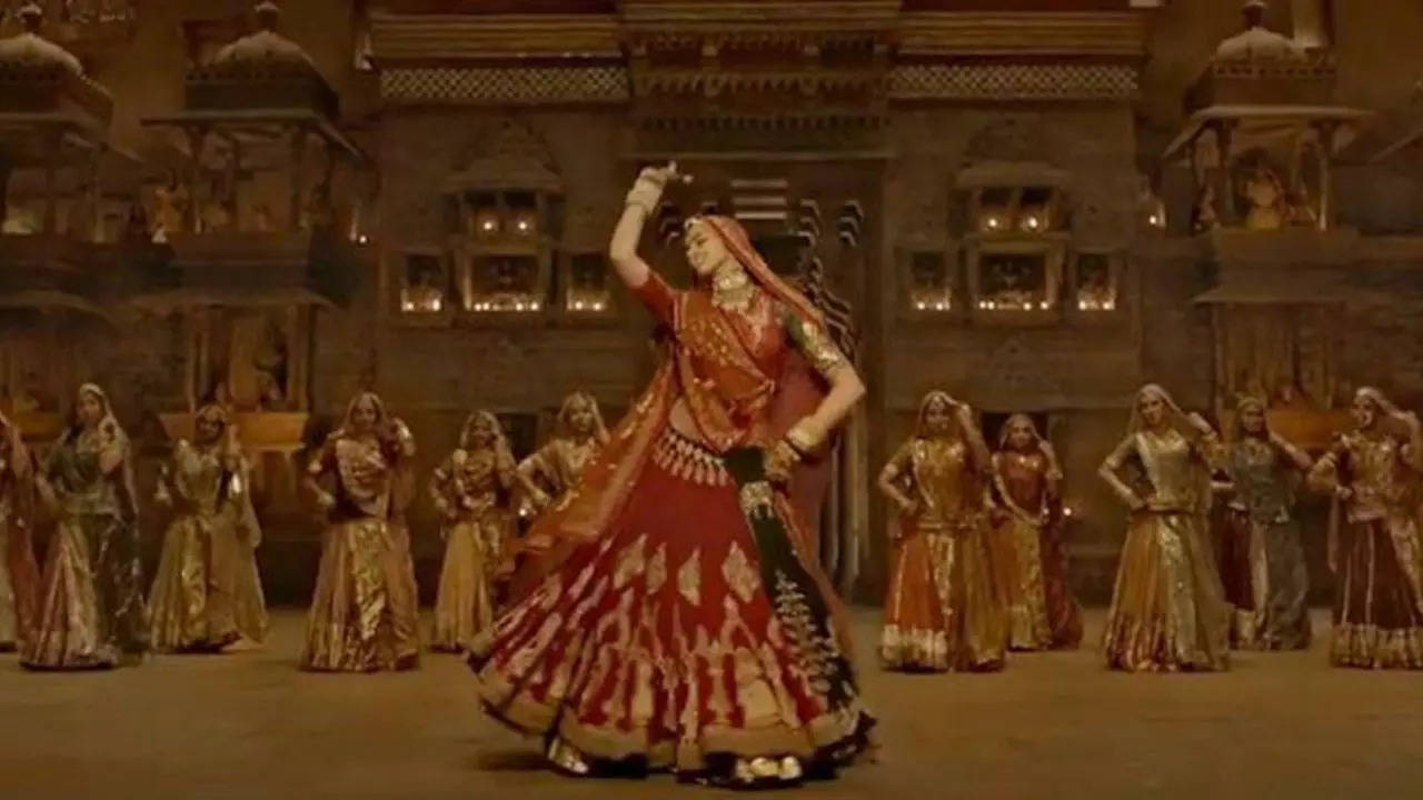 4 Ghoomar from emPadmaavatem