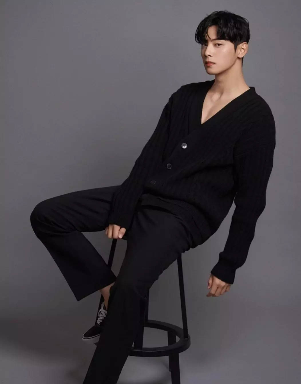 Astro s Cha Eunwoo is a sight for sore eyes in all black take a