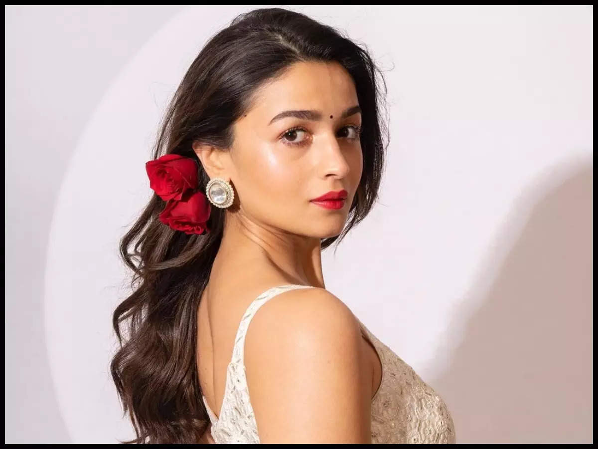 Alia Bhatts Heart Is Full Of Love But Its Her Dewy Sun Kissed Skin That Steals The Show In