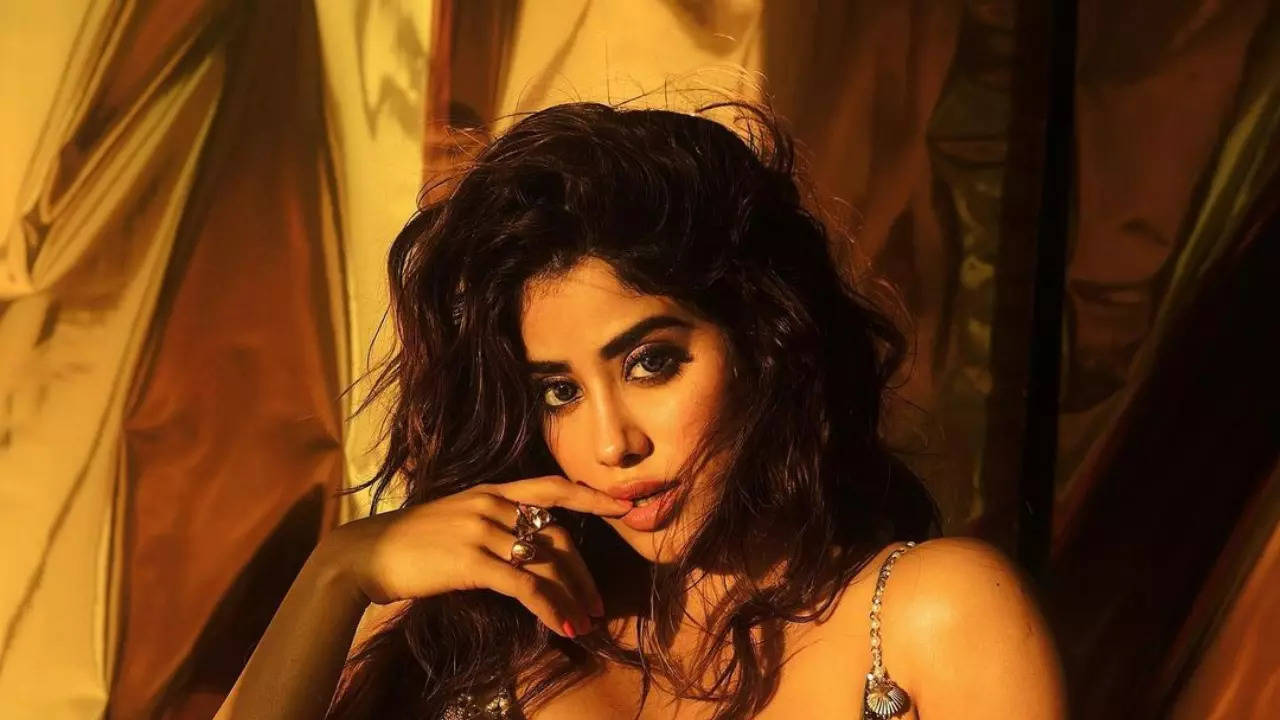 Jhanvi Kapoor SHOCKED By Fan Who Got A Tattoo Of Her Name  YouTube