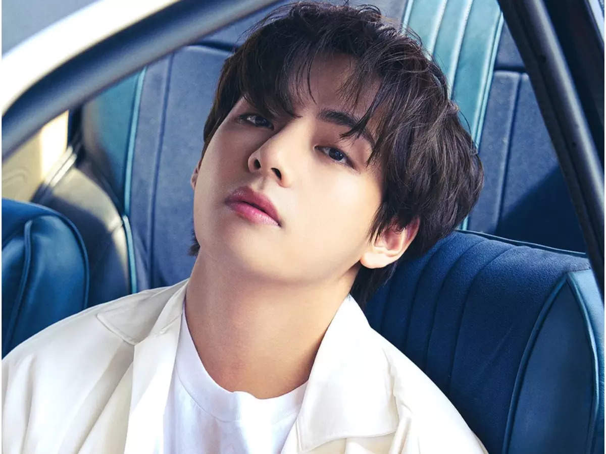 BTS' V goes LIVE with band members ahead of concert; his almost Rs ...