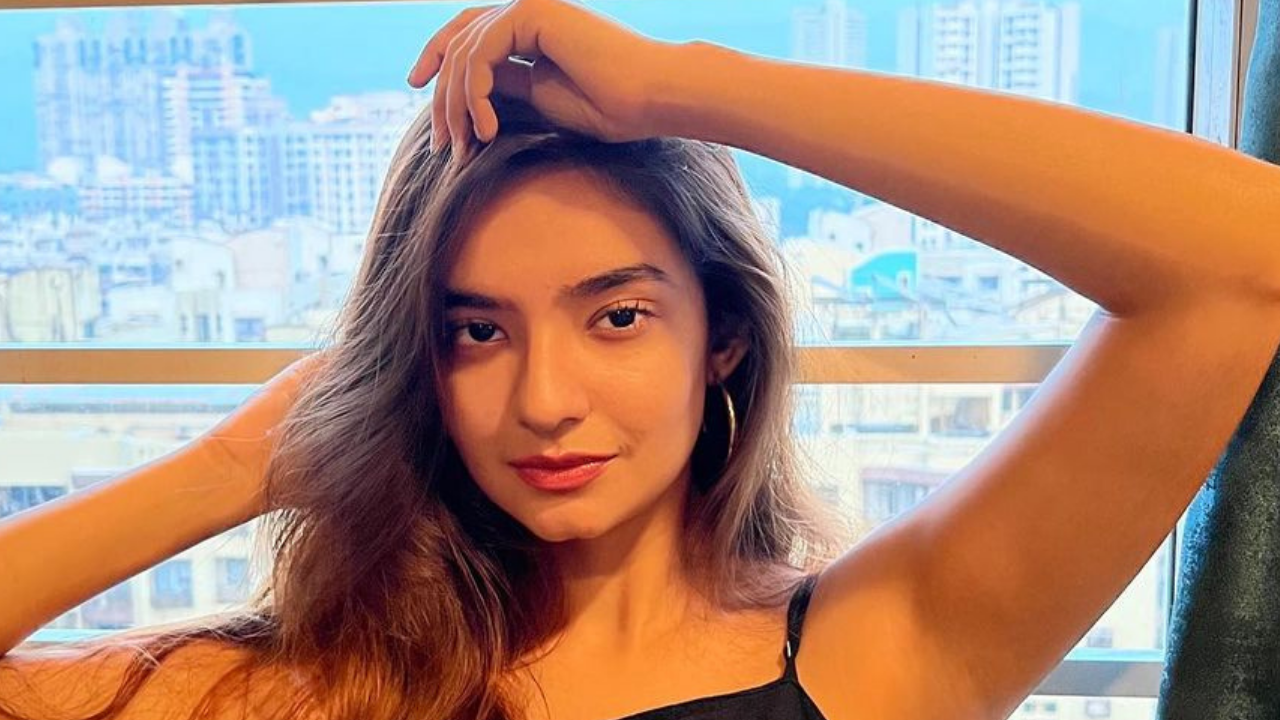 Anuskha Sen Nude Photos - 19-year-old Anushka Sen stuns in black bodycon dress, adds oomph factor to  the look with sturdy sneakers