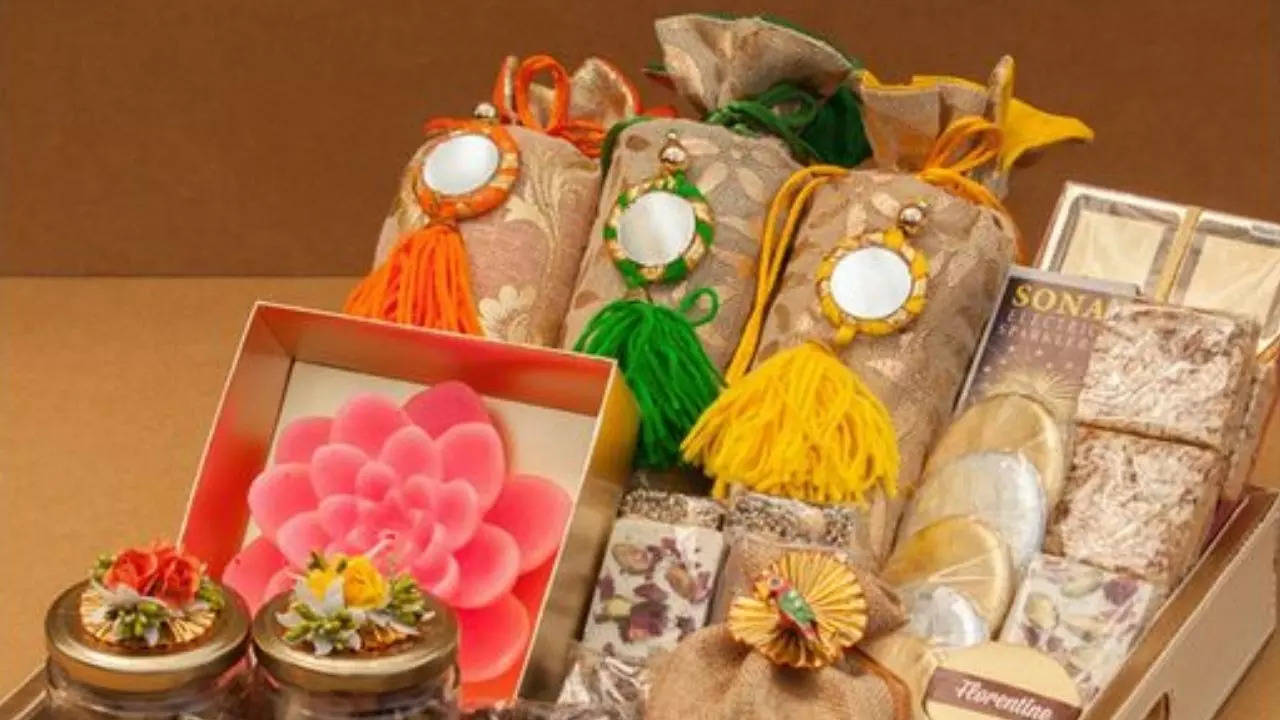 Holi Gift Box | Gulaal | Metal Pichkari | Tilak | Phirki | Terracotta  Whistle, Holi Gift Hamper, Holi GIft Box, होली गिफ्ट, होली के उपहार -  Living Brown Private Limited, Mumbai | ID: 2850615123633