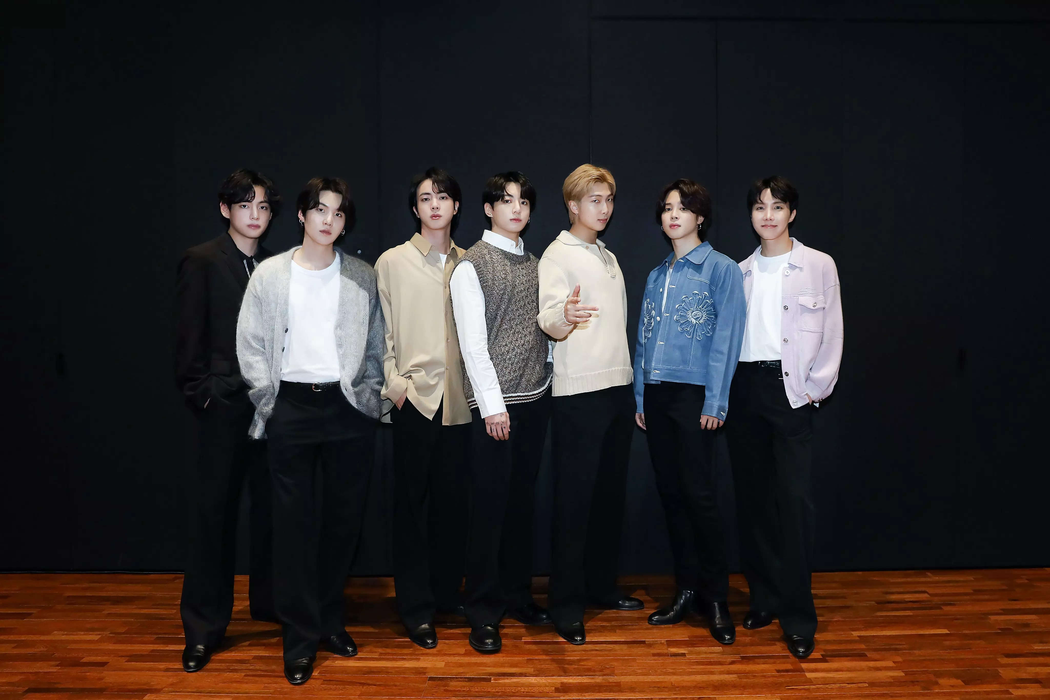 BTS in Coordinated Black Suits: Grammy 2019 Red Carpet Style – Footwear News