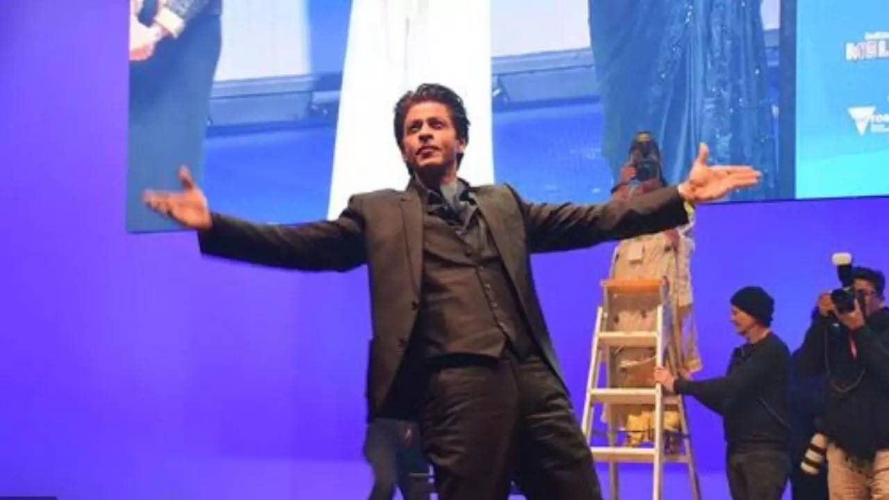 Shah Rukh Khan greets and treats fans with Jhoome Jo Pathaan hook step in  viral video