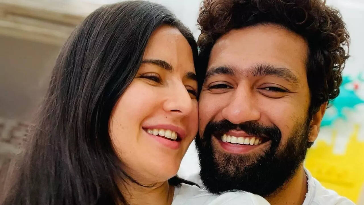 After Katrina Kaif's comment on Hrithik Roshan's pic, Vicky Kaushal flaunts beard look; netizens go 'Biwi ne kaha...' After Katrina Kaif's comment on Hrithik Roshan's pic, Vicky Kaushal flaunts beard look; netizens go 'Biwi ne kaha...'