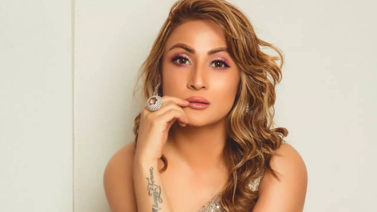 Former Bigg Boss season 6 contestant Urvashi Dholakia met with a car accident.
